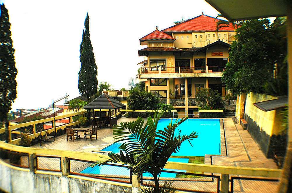 Foresta Inn Family Resort Prigen Εξωτερικό φωτογραφία